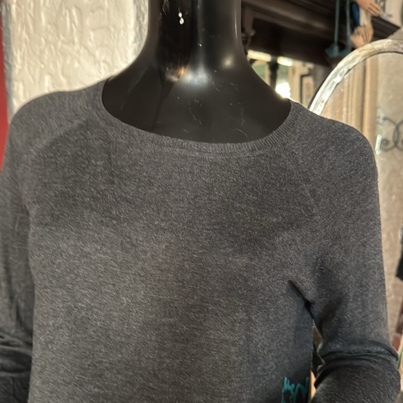 Long sleeved grey sweater with French graffiti. - Picture 2 of 7